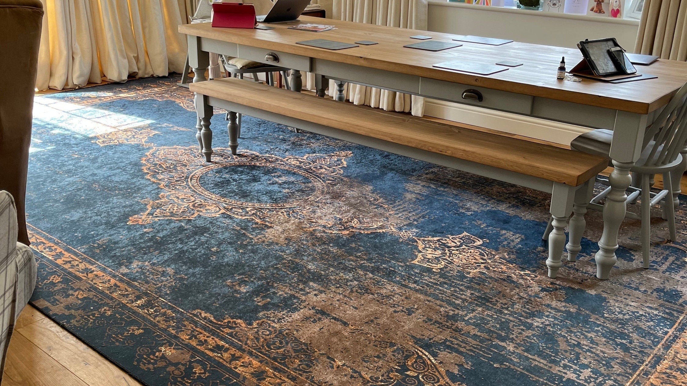 Large area rug under a dining table helping reduce noise and improve acoustics