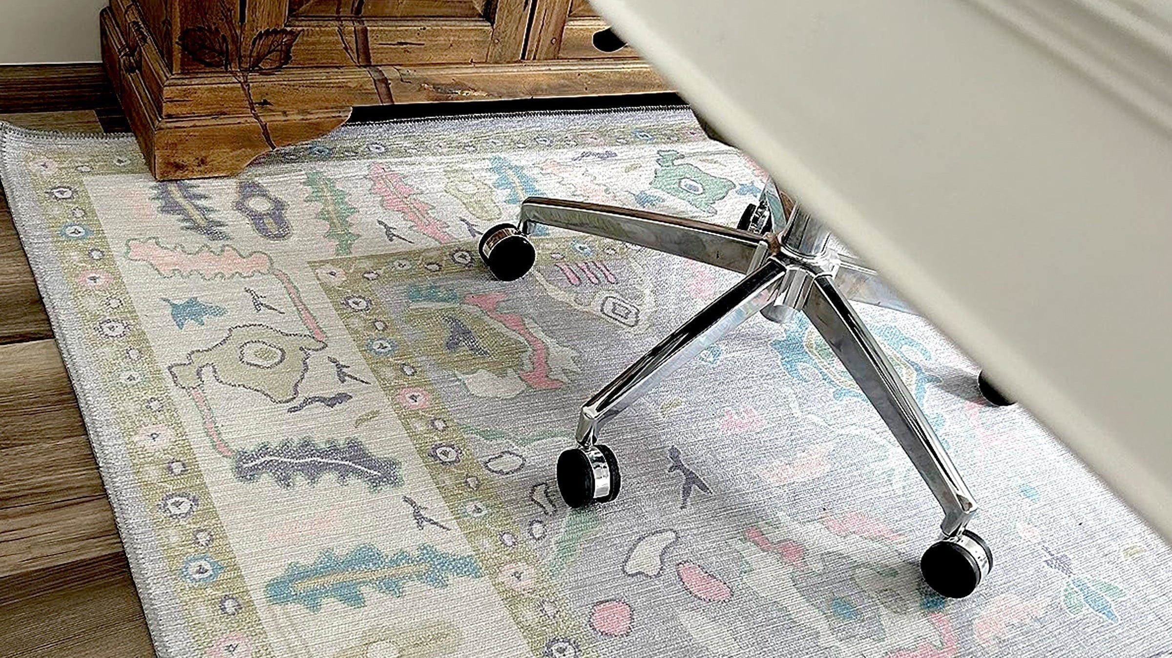 Neutral area rug in a modern home office improving comfort and sound absorption