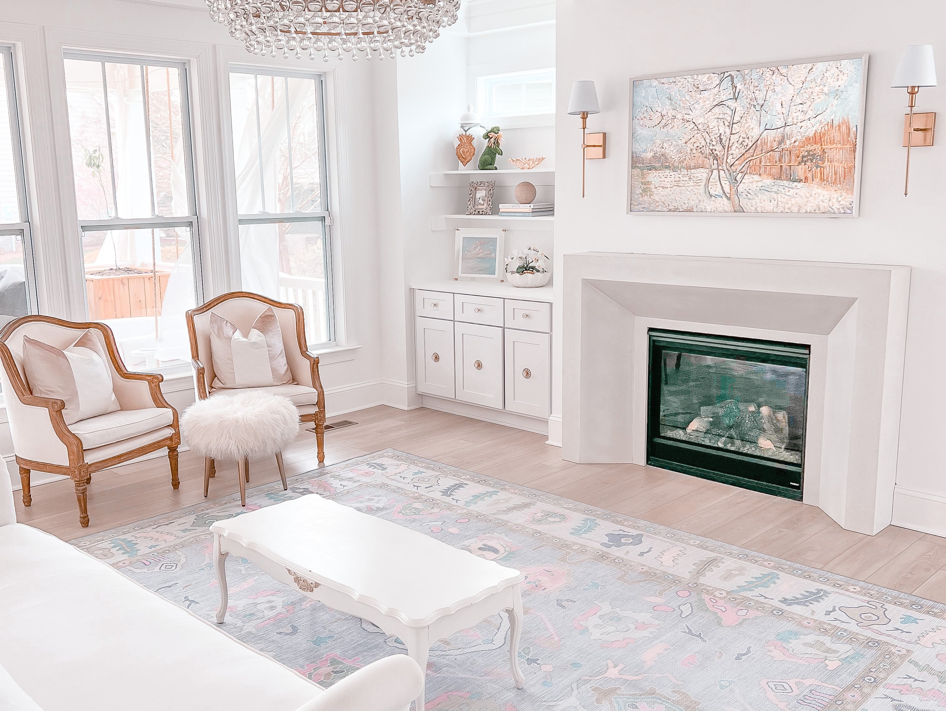Living room featuring a stylish rug that complements the furniture and dΓ©cor, demonstrating tips from the guide on matching rugs with home interiors.