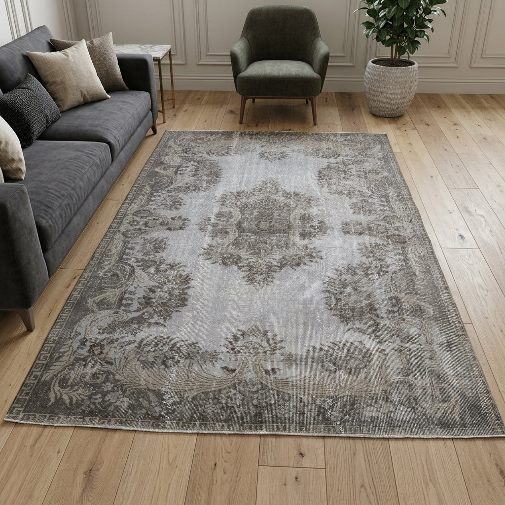 Tribal and oriental pattern on the Nesrincihan Aydinc vintage area rug – handmade in Anatolia, Turkey