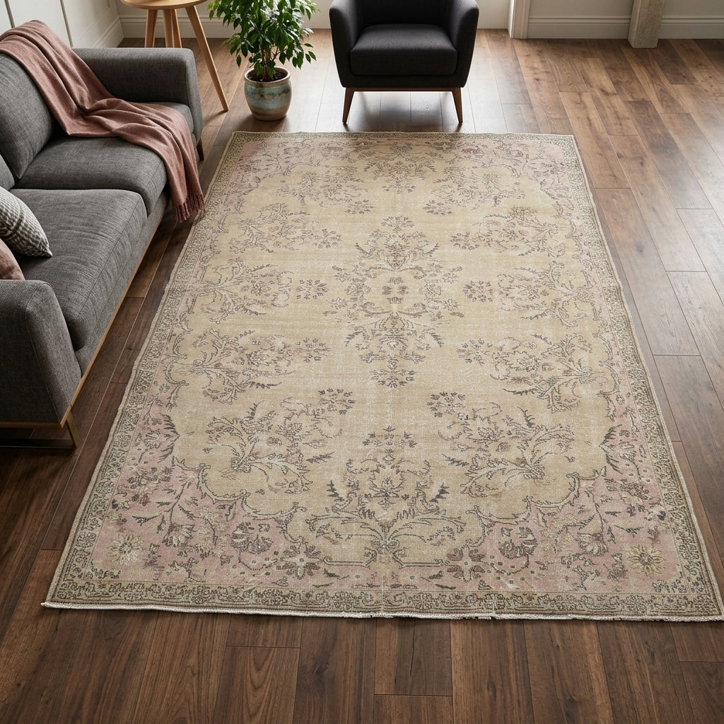 Tribal and floral pattern on the Naksnihal Ayseli vintage area rug – handmade in Anatolia, Turkey