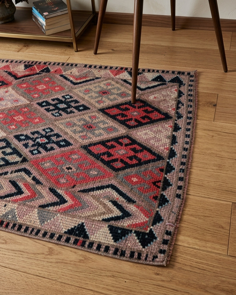 Geometric pattern on the Nikodike vintage runner rug – handmade in Anatolia, Turkey