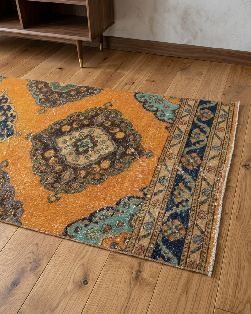 Ikat pattern on the Nephekome vintage runner rug – handmade in Anatolia, Turkey