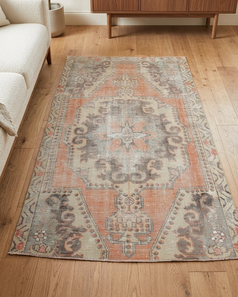 Tribal pattern on the Ihlamursad vintage area rug – handmade in Anatolia, Turkey
