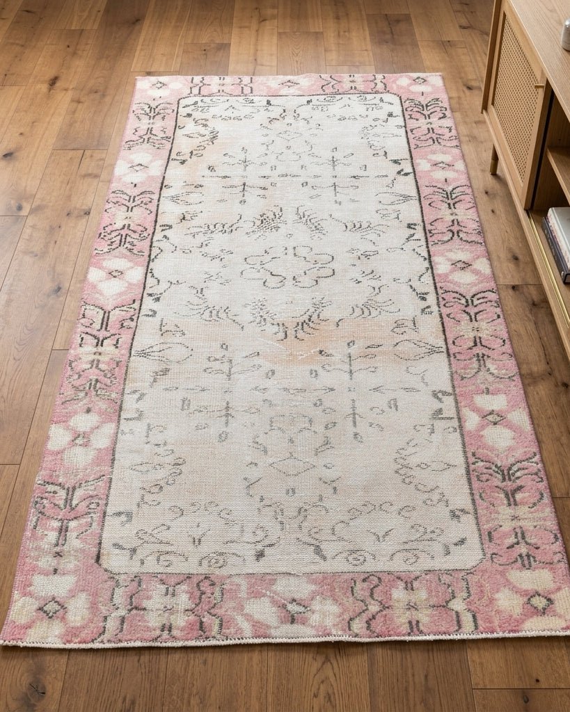 Bordered pattern on the Isophyllis vintage area rug – handmade in Anatolia, Turkey
