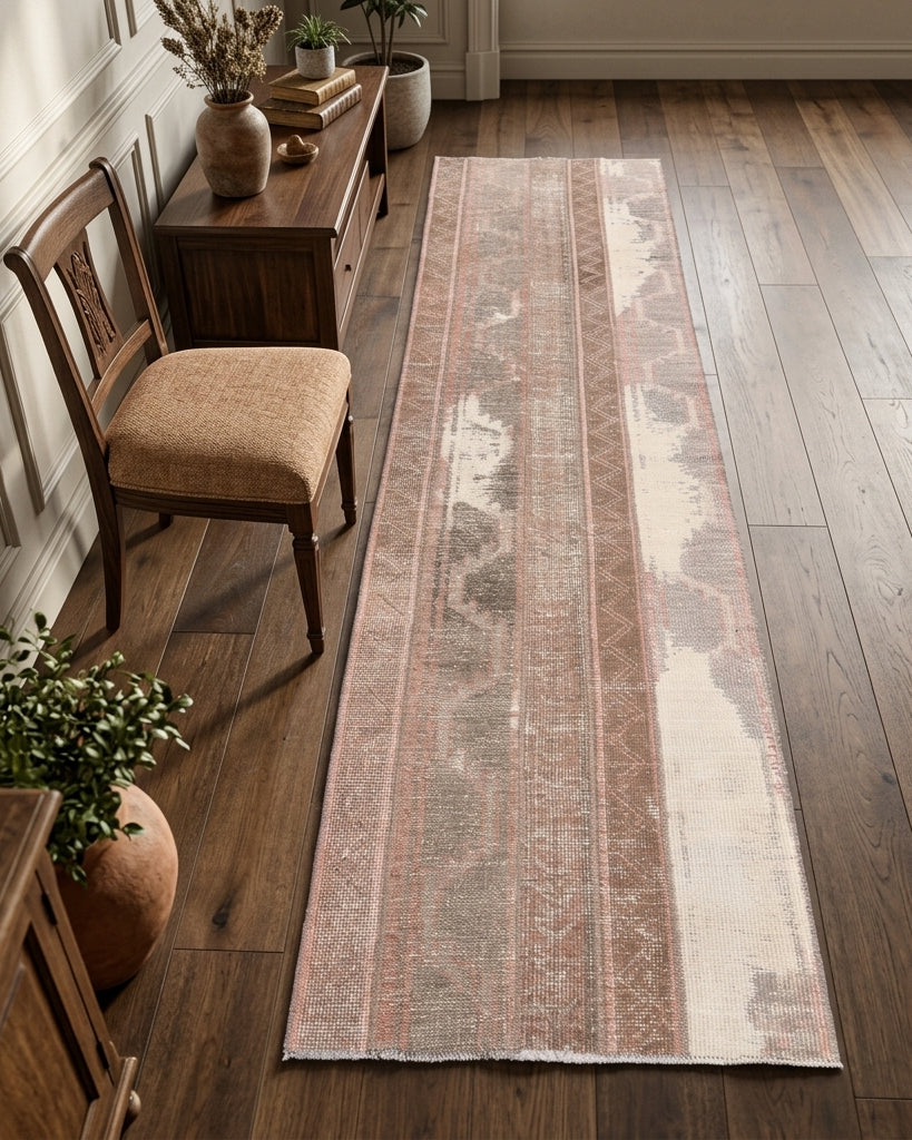 Bordered pattern on the Papatyadeniz vintage kilim runner rug – handwoven flatweave in Anatolia, Turkey
