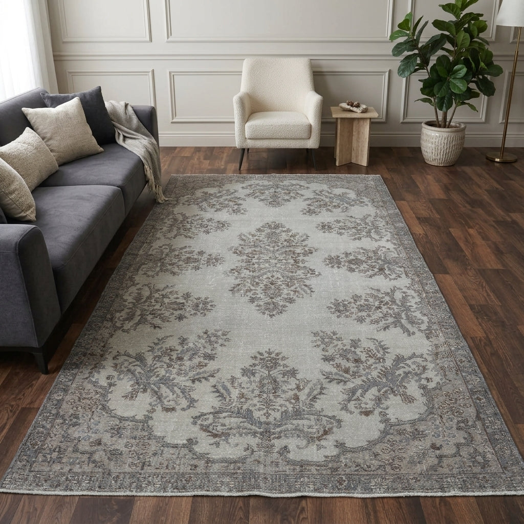 Tribal pattern on the Astradora Eti vintage area rug – handmade in Anatolia, Turkey