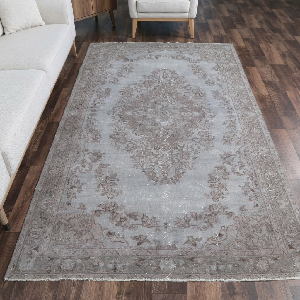 Oriental pattern on the Asteropetra Etty vintage area rug – handmade in Anatolia, Turkey