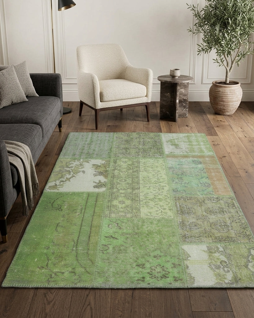 Floral pattern on the Hemerophone vintage patchwork area rug – handmade in Anatolia, Turkey