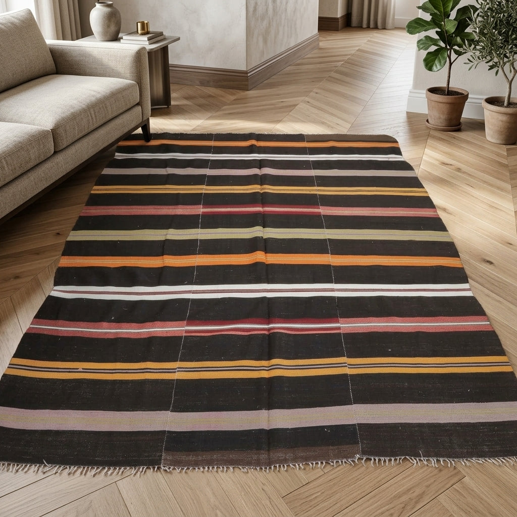 Striped pattern on the Guranda vintage kilim rug – handwoven flatweave in Anatolia, Turkey