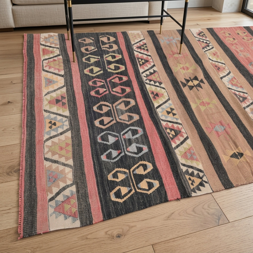 Pattern on the Pelagonia vintage kilim runner rug – handwoven flatweave in Anatolia, Turkey