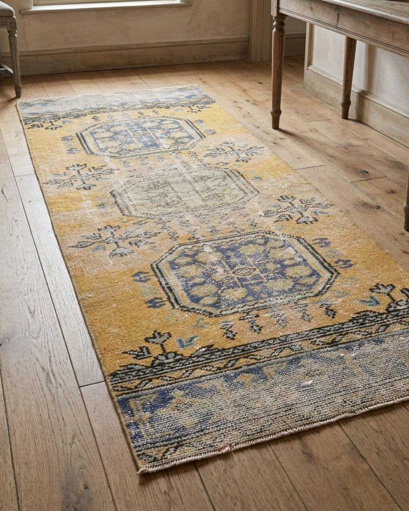 Ikat pattern on the Ourananthe vintage runner rug – handmade in Anatolia, Turkey
