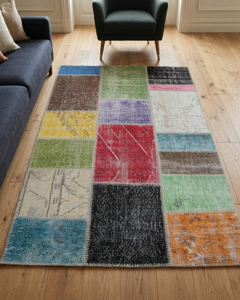 Solid pattern on the Gulru vintage patchwork area rug – handmade in Anatolia, Turkey