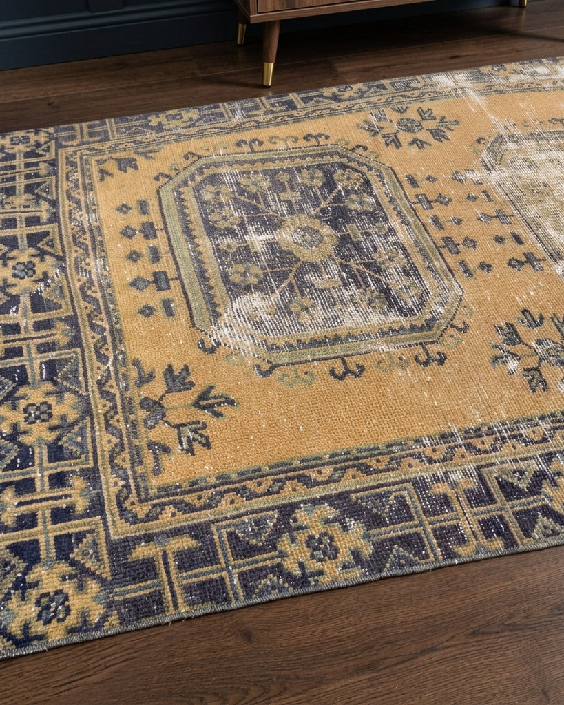 Ikat pattern on the Nutsa vintage runner rug – handmade in Anatolia, Turkey