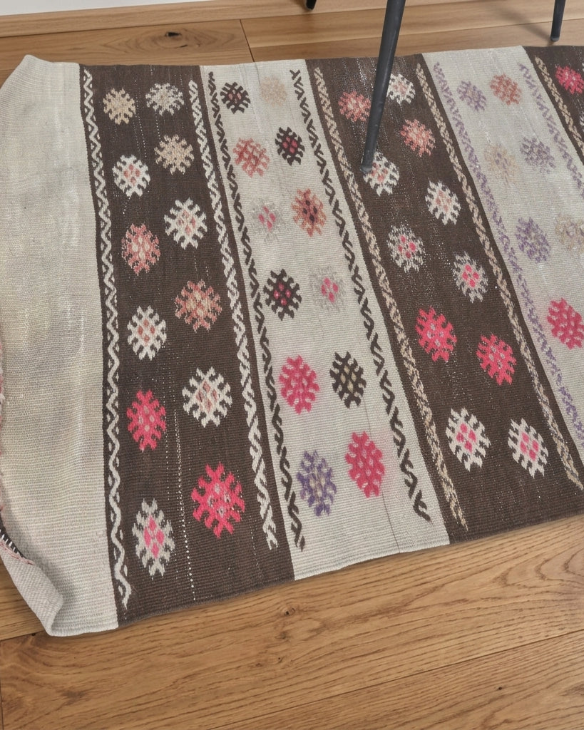 Striped pattern on the Papatyakusa vintage kilim runner rug – handwoven flatweave in Anatolia, Turkey