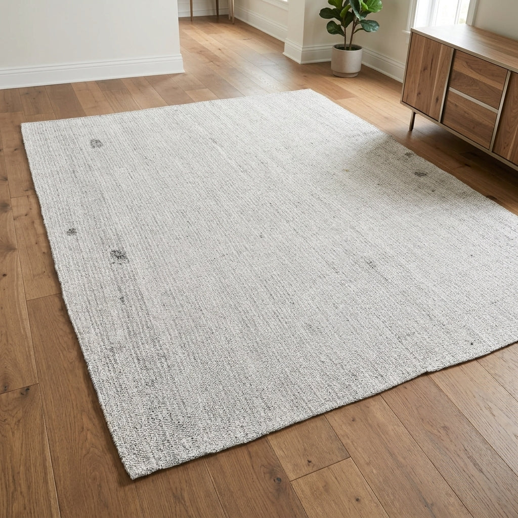 Solid pattern on the Eirenephone vintage kilim rug – handwoven flatweave in Anatolia, Turkey