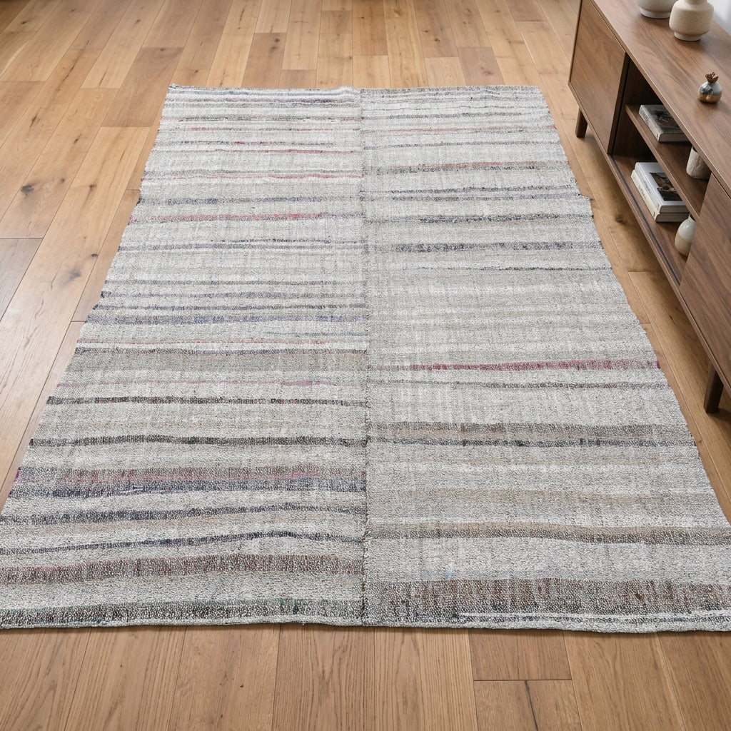 Striped pattern on the Eirenephaessa vintage kilim rug – handwoven flatweave in Anatolia, Turkey