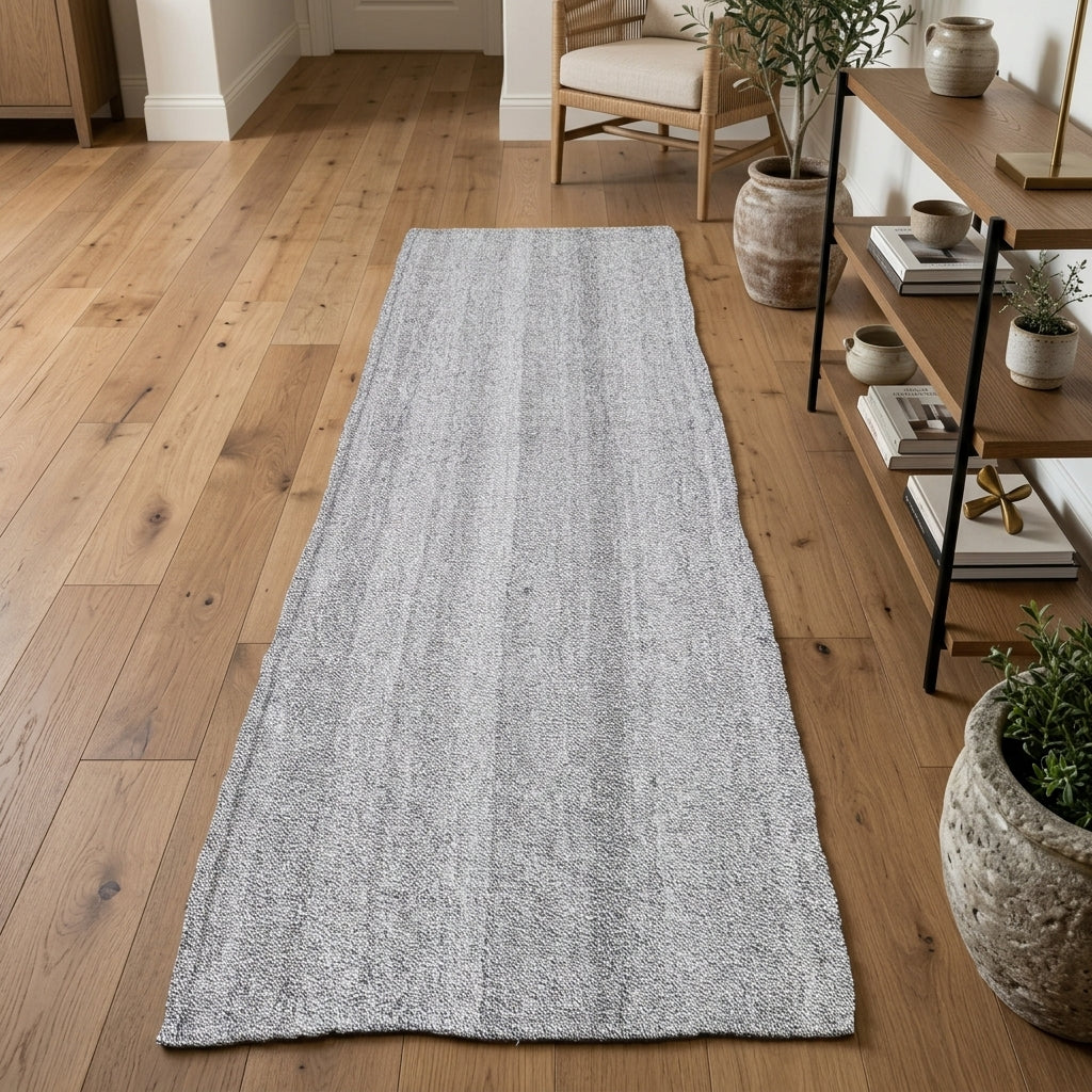 Solid pattern on the Toprakdeniz vintage kilim runner rug – handwoven flatweave in Anatolia, Turkey