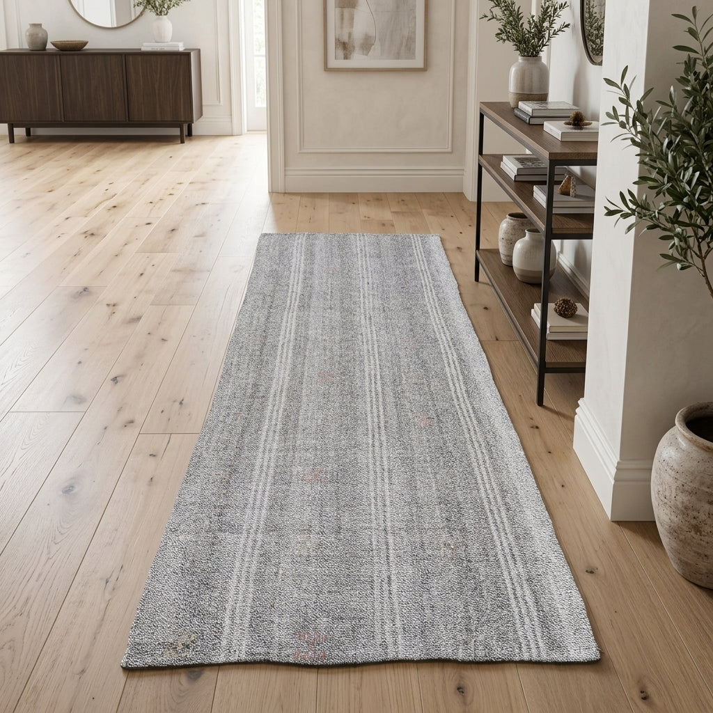 Solid pattern on the Thalonome vintage kilim runner rug – handwoven flatweave in Anatolia, Turkey