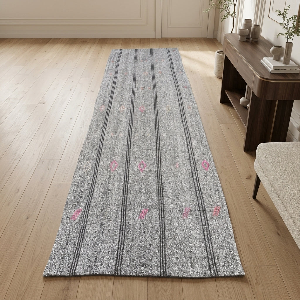 Striped pattern on the Suzansultan vintage kilim runner rug – handwoven flatweave in Anatolia, Turkey