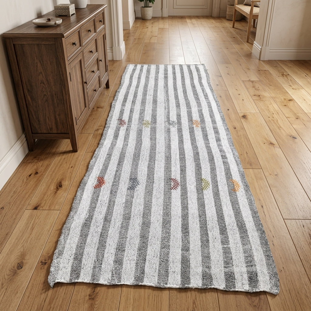 Striped pattern on the Simumut vintage kilim runner rug – handwoven flatweave in Anatolia, Turkey