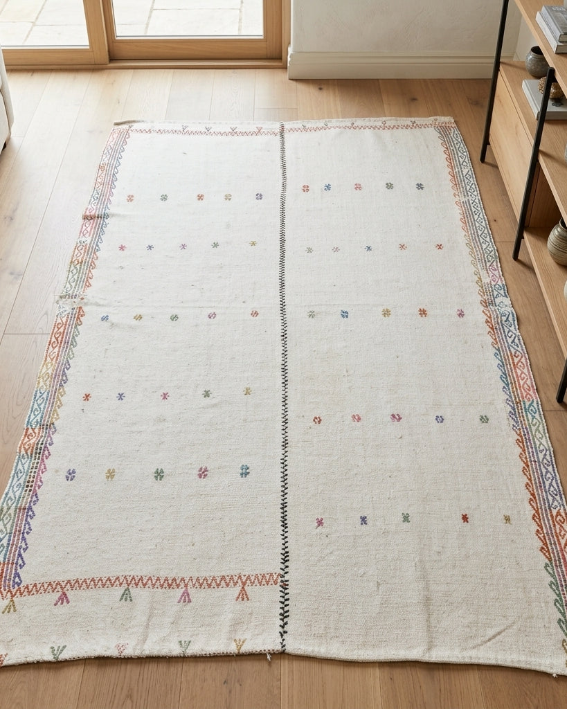 Pattern on the Kallinassa vintage kilim rug – handwoven flatweave in Anatolia, Turkey
