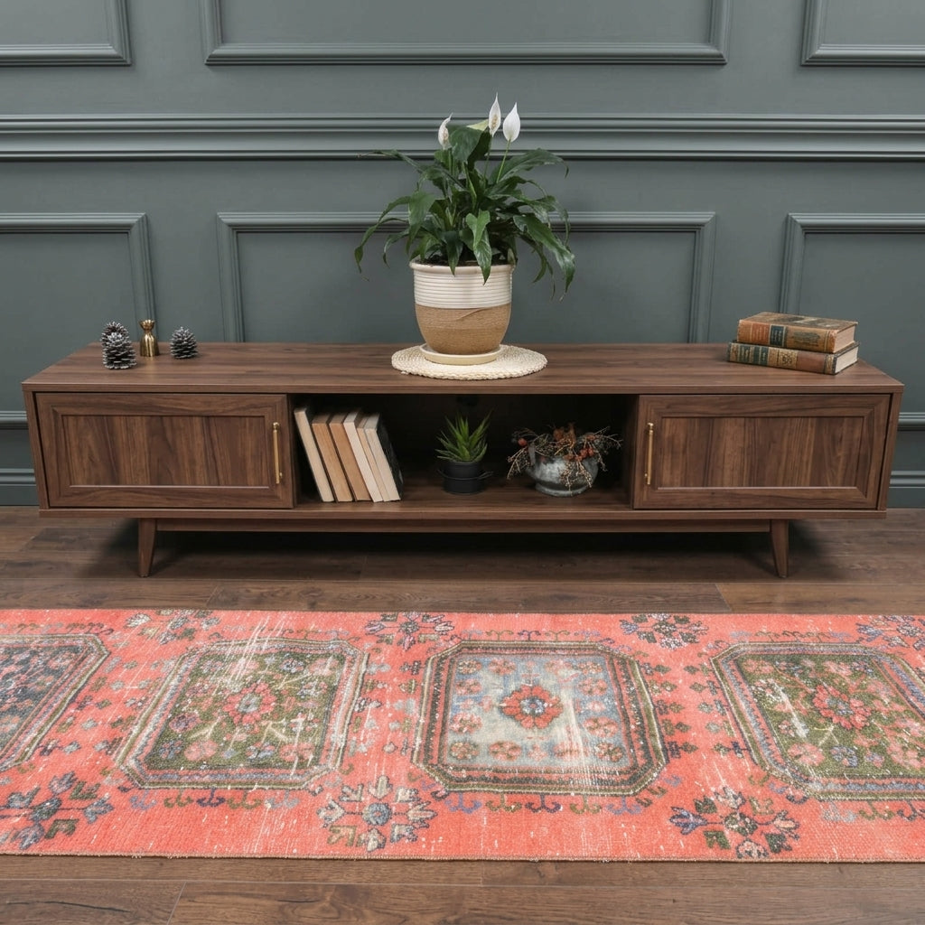 Geometric pattern on the Nikophaessa vintage runner rug – handmade in Anatolia, Turkey