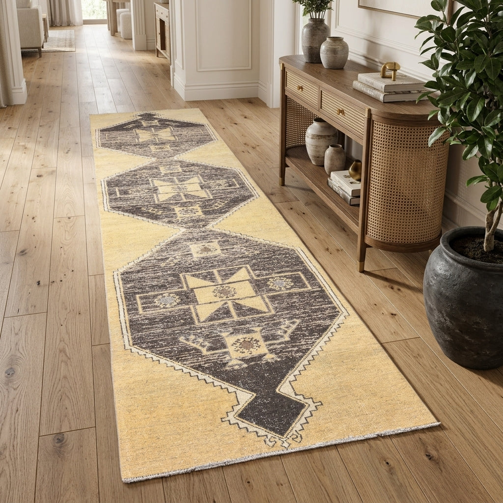 Geometric pattern on the Ahucihan vintage runner rug – handmade in Anatolia, Turkey
