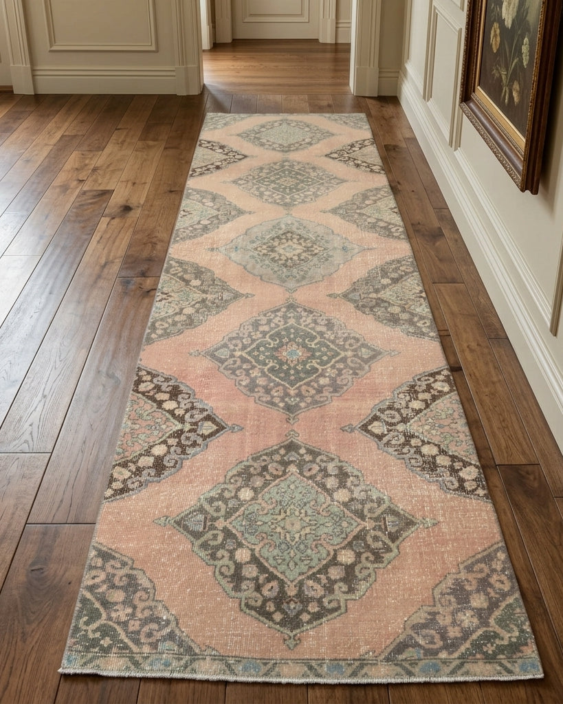 Oriental pattern on the Naeadoxa vintage runner rug – handmade in Anatolia, Turkey
