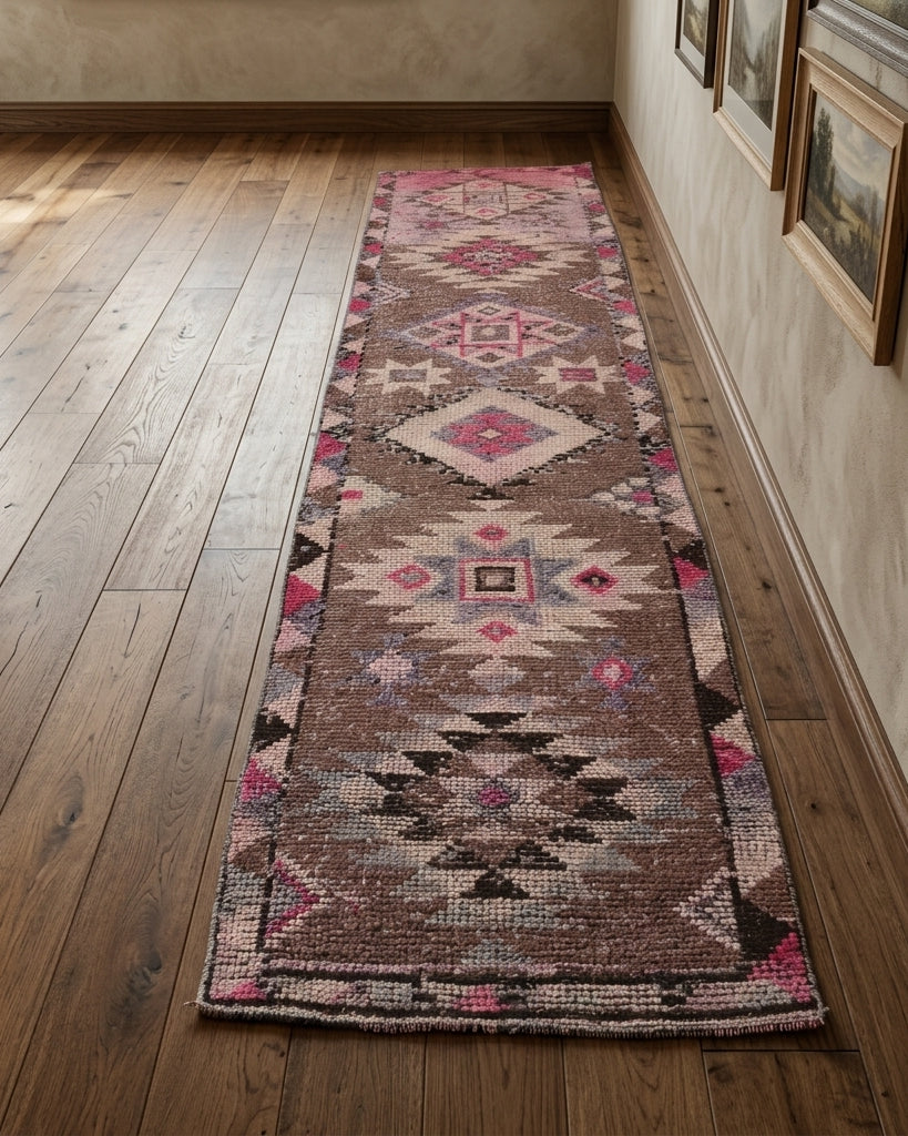 Ikat pattern on the Muallanur vintage runner rug – handmade in Anatolia, Turkey