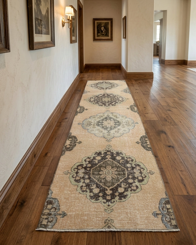 Oriental pattern on the Mericgul vintage runner rug – handmade in Anatolia, Turkey