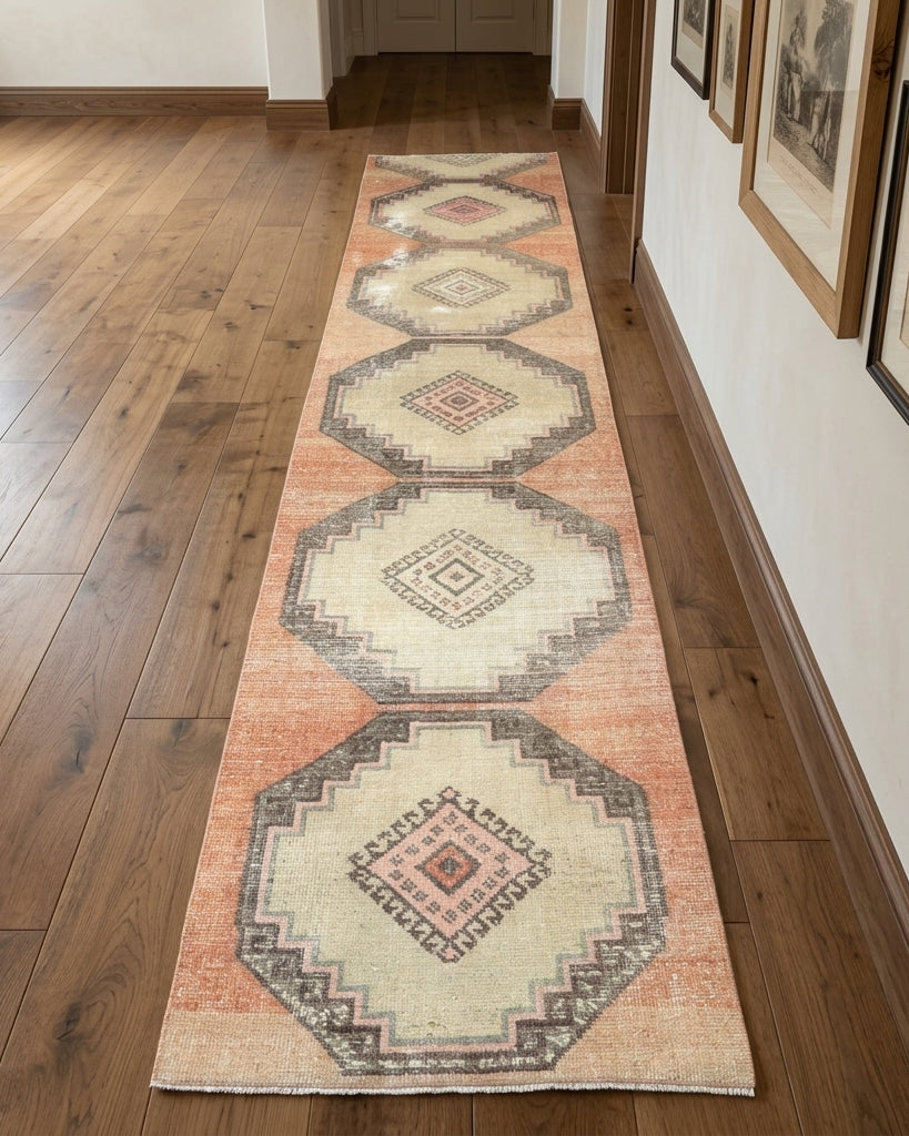 Ikat pattern on the Kayisigul vintage runner rug – handmade in Anatolia, Turkey