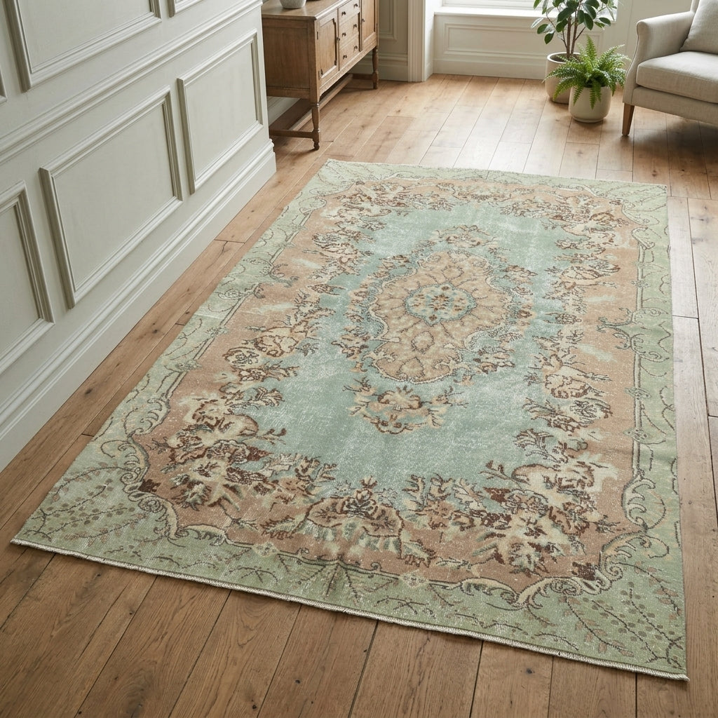 Floral pattern on the Cerenihal vintage area rug – handmade in Anatolia, Turkey
