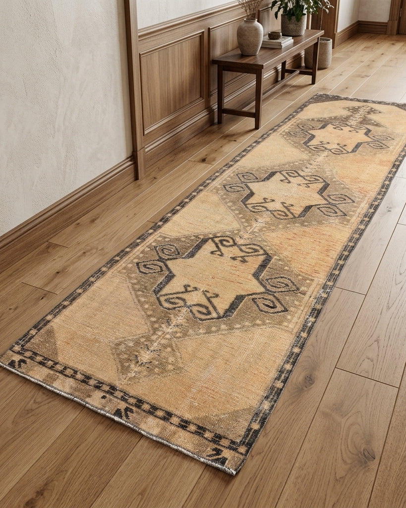Ikat pattern on the Ferahbahce vintage runner rug – handmade in Anatolia, Turkey