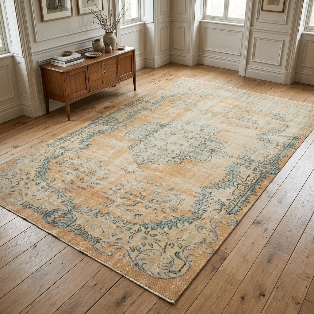 Oriental pattern on the Birgul vintage area rug – handmade in Anatolia, Turkey