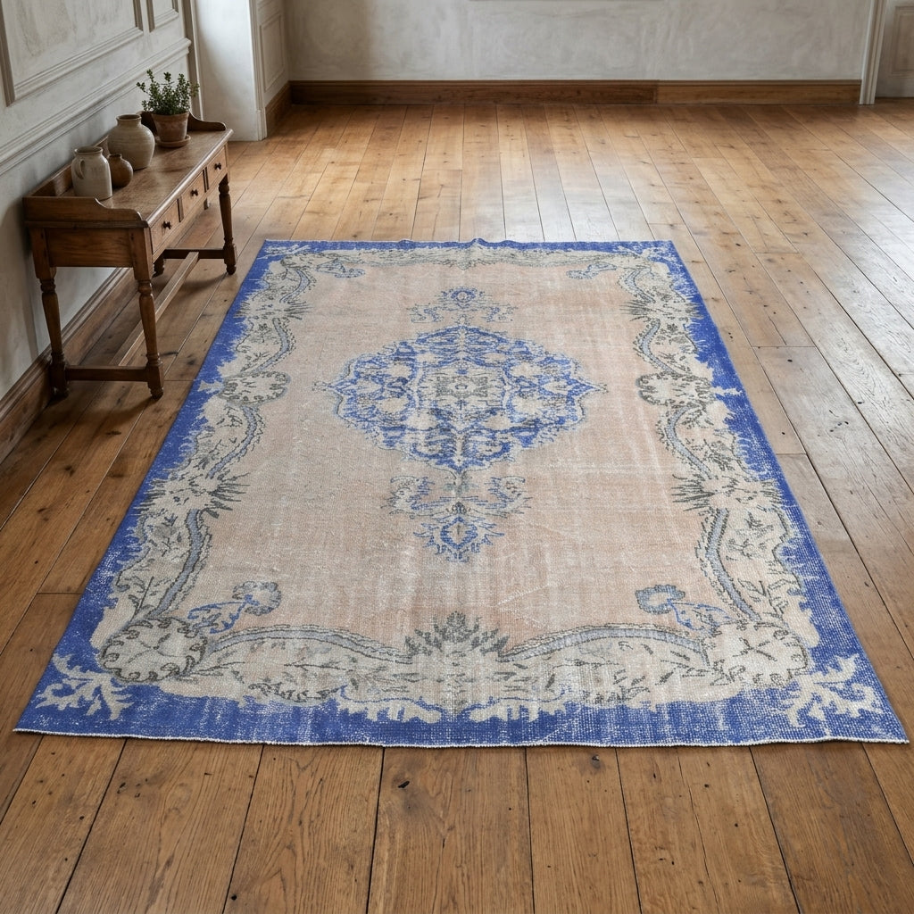 Medallion pattern on the Baharsema vintage area rug – handmade in Anatolia, Turkey
