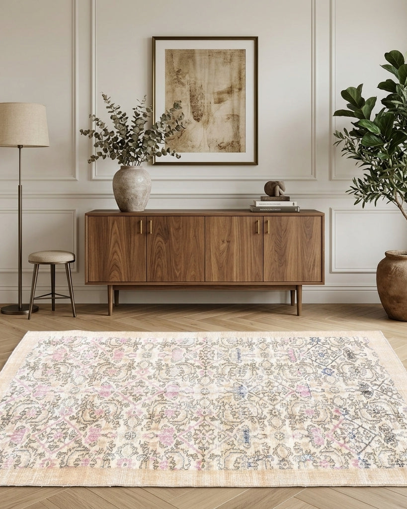 Floral pattern on the Glikonike distressed vintage area rug – handmade in Anatolia, Turkey