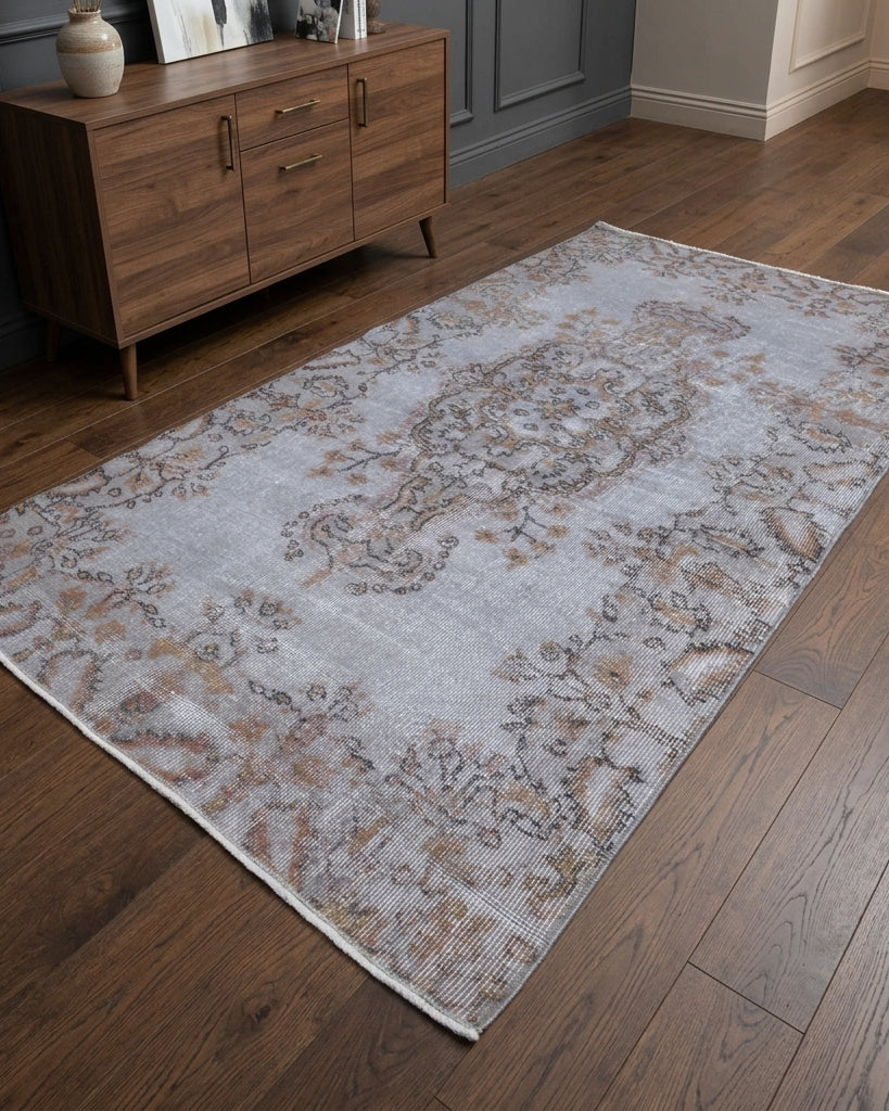 Oriental pattern on the Eudora vintage area rug – handmade in Anatolia, Turkey