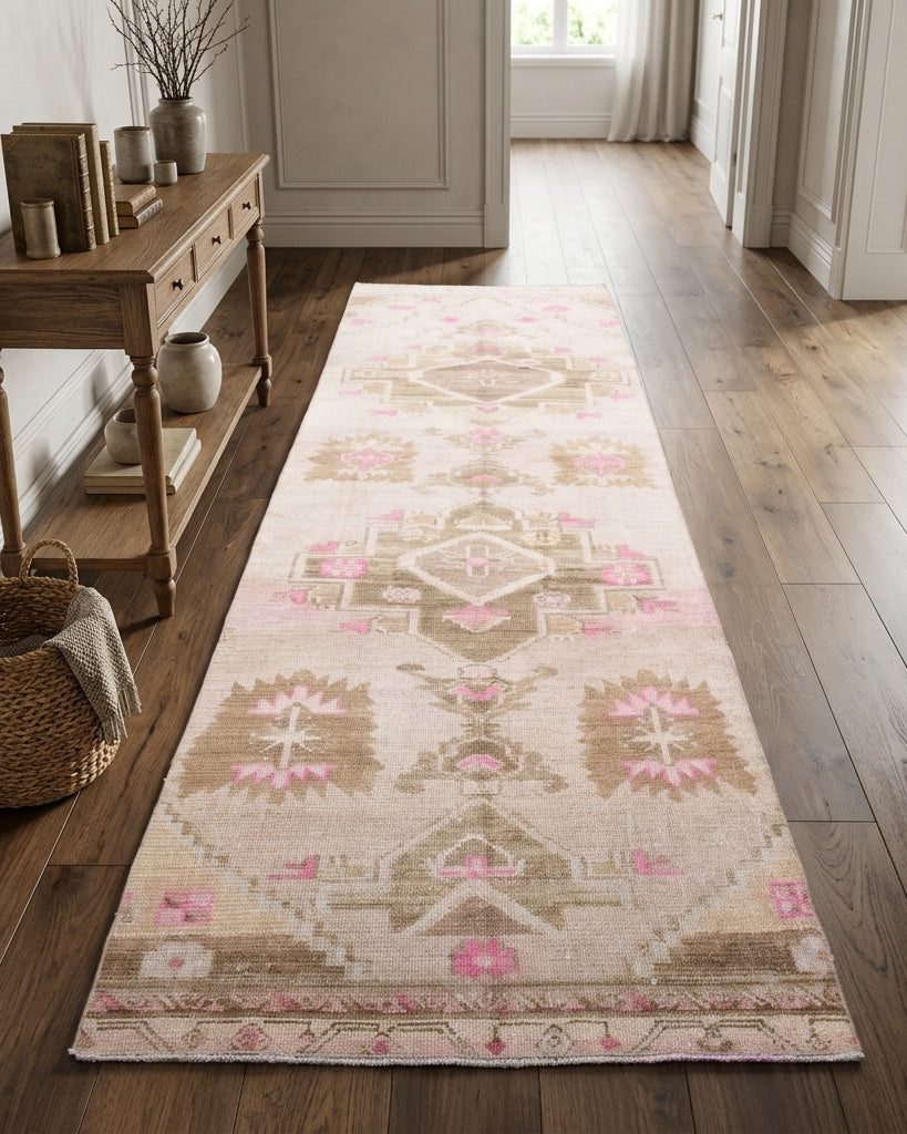 Ikat pattern on the Rhodophaessa vintage runner rug – handmade in Anatolia, Turkey