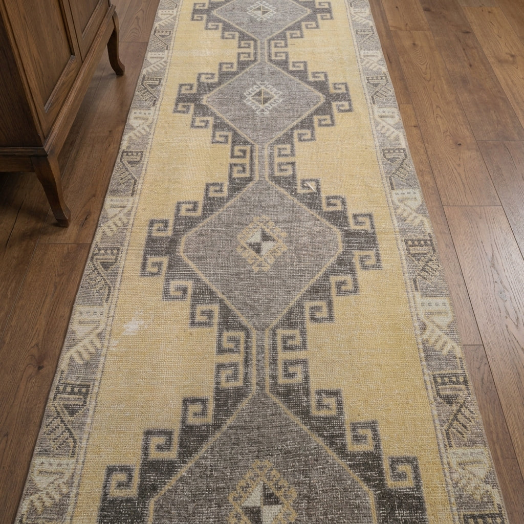 Ikat pattern on the Sevgisel vintage runner rug – handmade in Anatolia, Turkey
