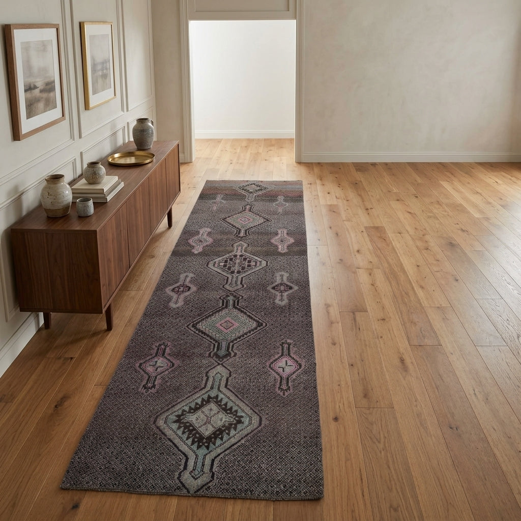 Tribal pattern on the Sudegul vintage runner rug – handmade in Anatolia, Turkey