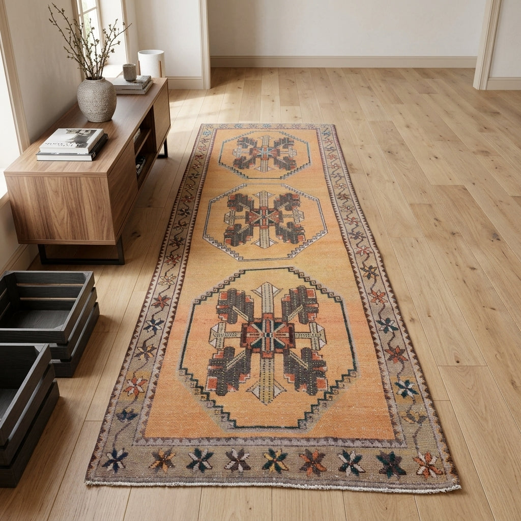Oriental pattern on the Stenolyra vintage runner rug – handmade in Anatolia, Turkey