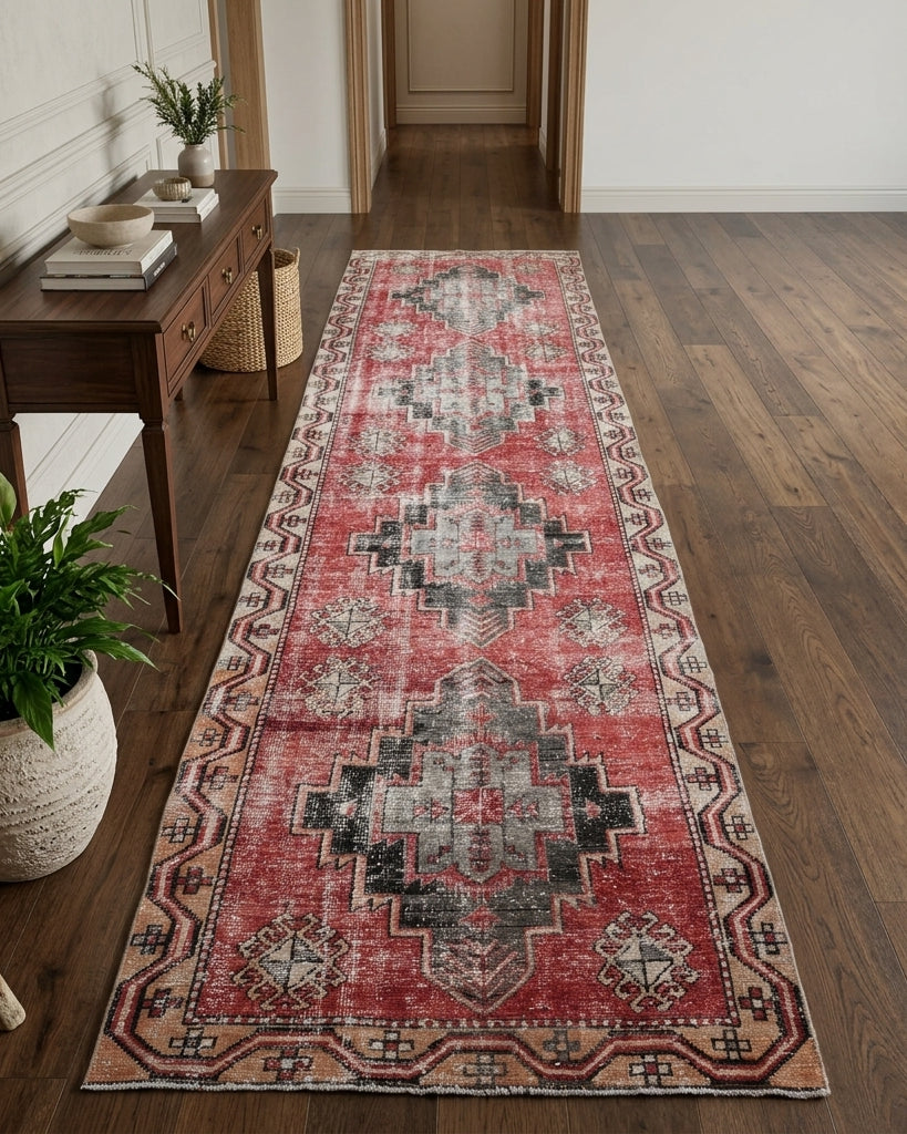 Oriental pattern on the Simgedeniz vintage runner rug – handmade in Anatolia, Turkey