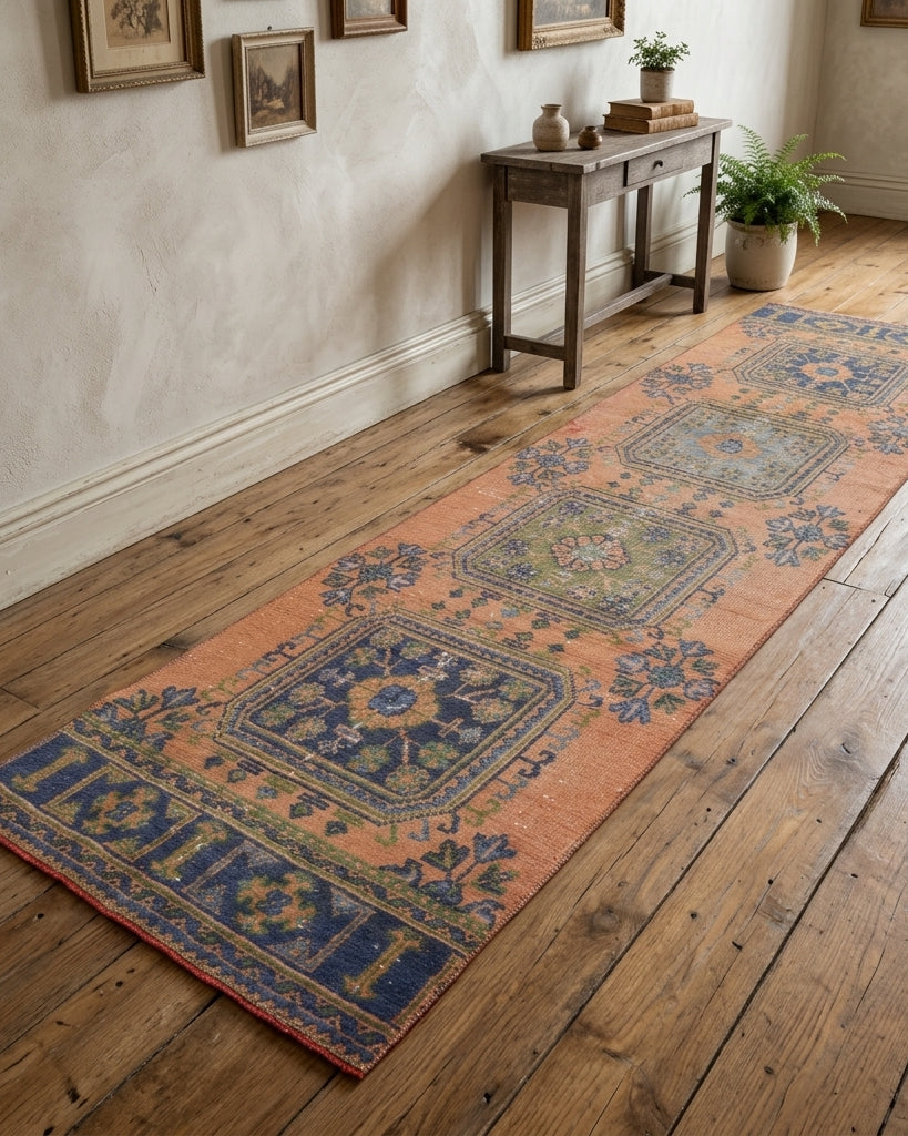 Floral pattern on the Papatyasema vintage runner rug – handmade in Anatolia, Turkey