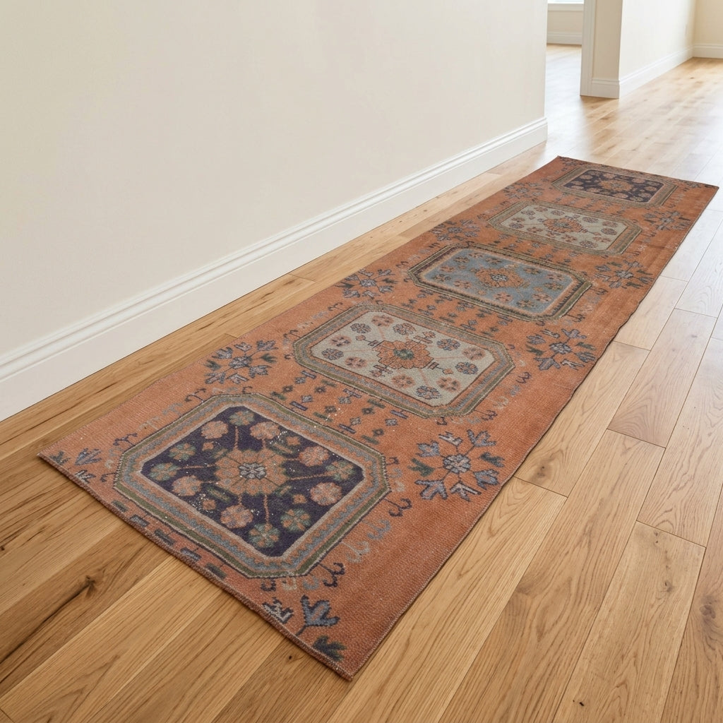 Floral pattern on the Papatyagonca vintage runner rug – handmade in Anatolia, Turkey
