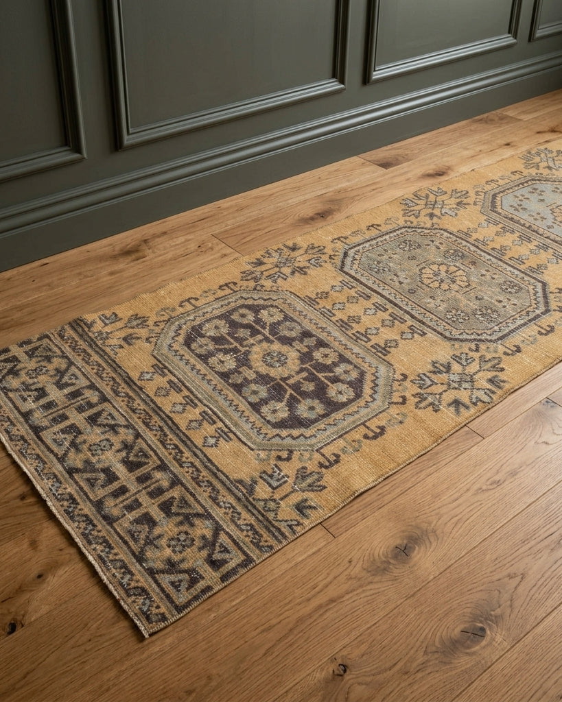 Floral pattern on the Ozlemnur vintage runner rug – handmade in Anatolia, Turkey