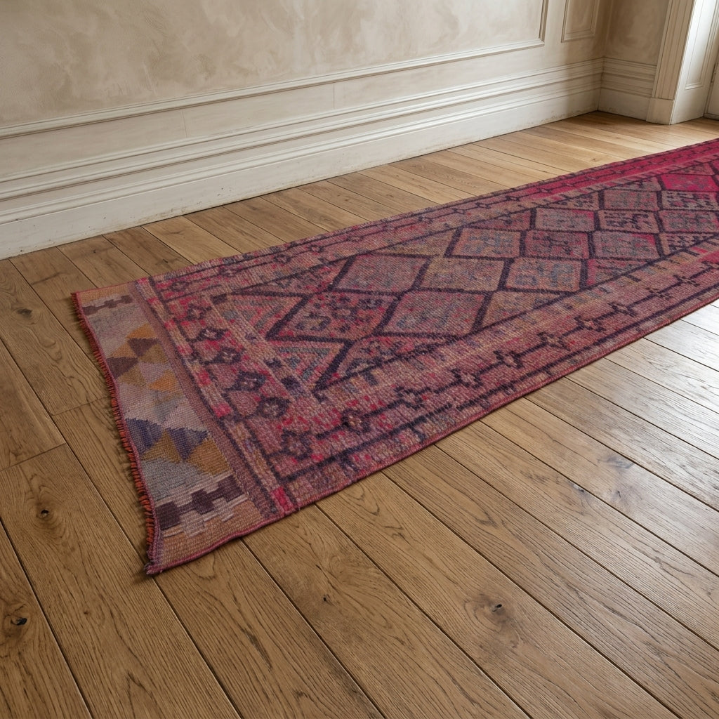 Ikat pattern on the Nigarbahar vintage runner rug – handmade in Anatolia, Turkey