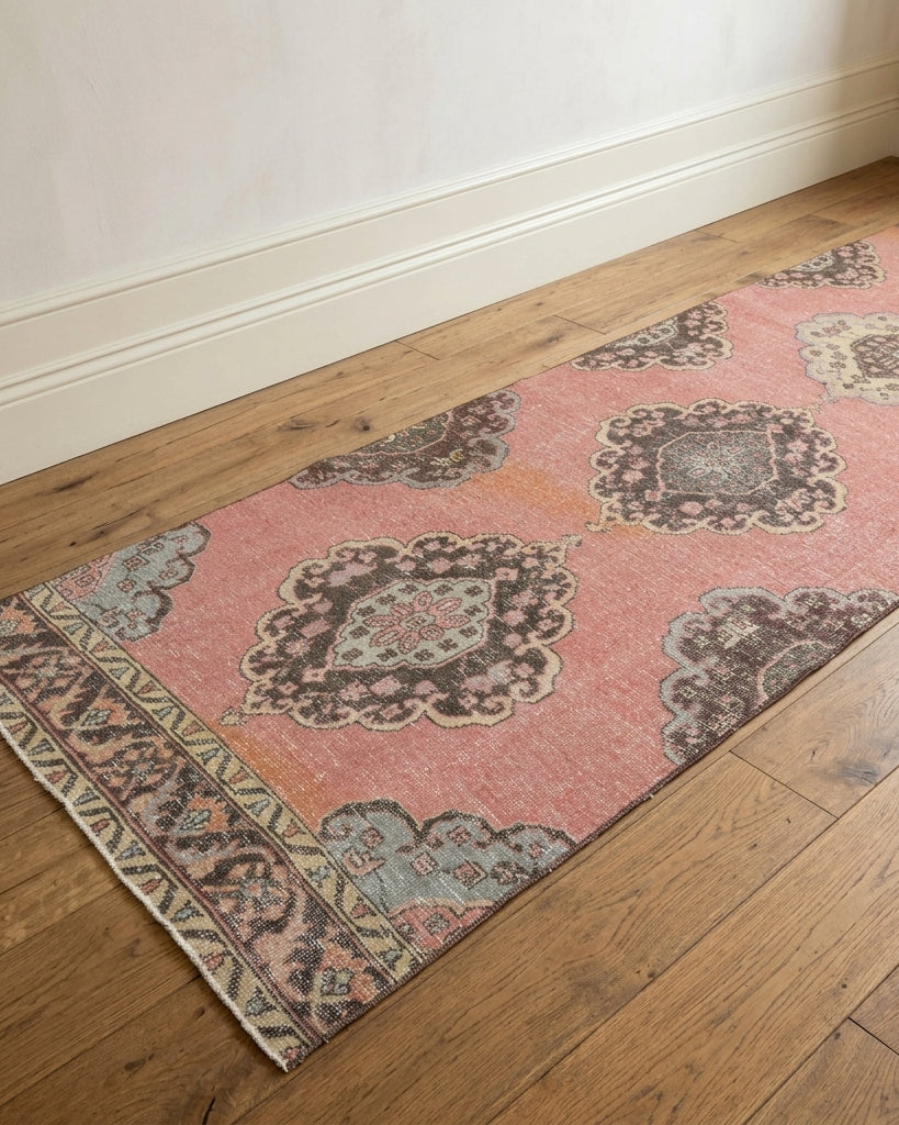 Oriental pattern on the Nephesela vintage runner rug – handmade in Anatolia, Turkey