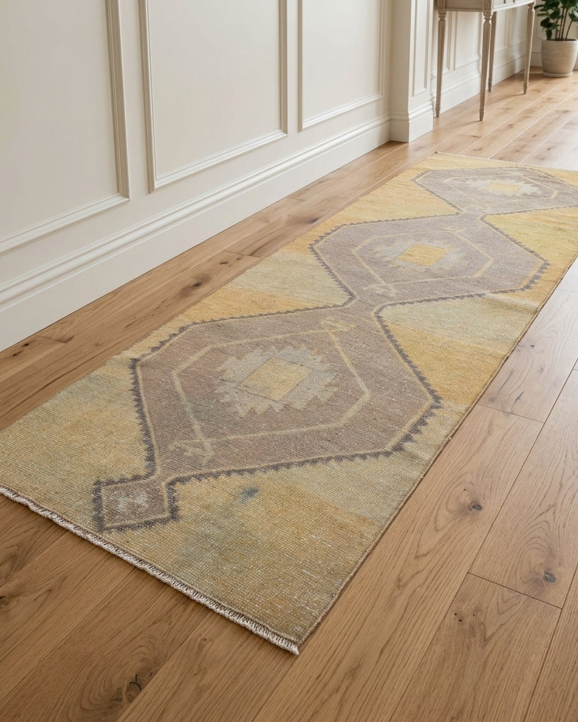 Geometric pattern on the Naksperver vintage runner rug – handmade in Anatolia, Turkey