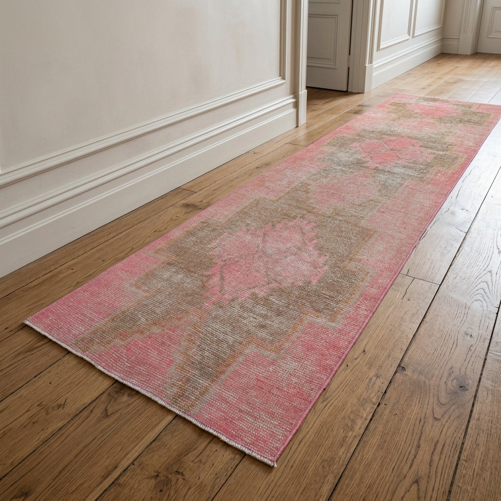 Geometric pattern on the Miraysu vintage runner rug – handmade in Anatolia, Turkey